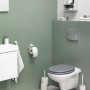 Weißer Tiger Toilettenpapierhalter Urban ohne Deckel im Badezimmer.