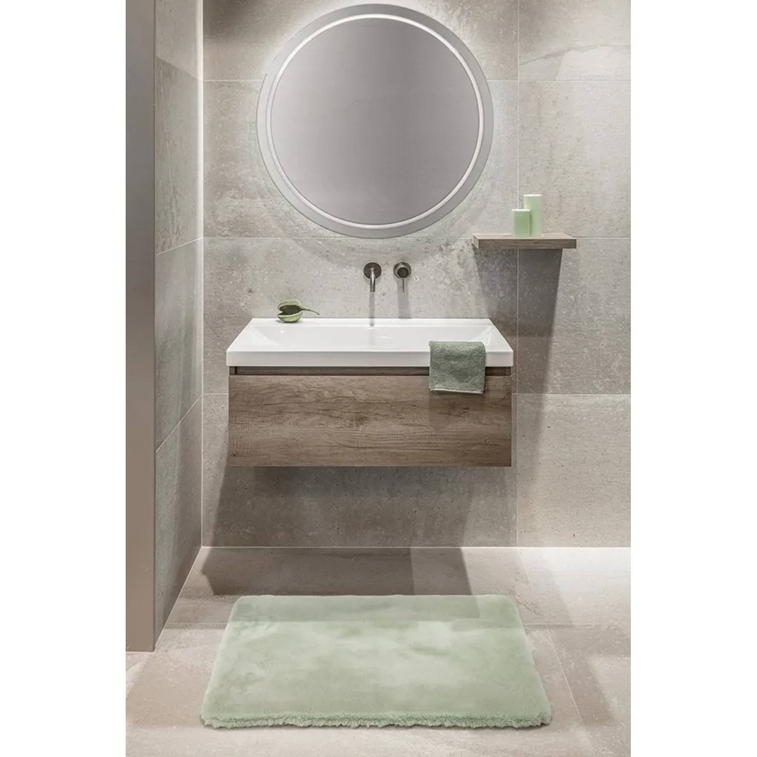Mintfarbener Schöner Wohnen Badteppich Bali (67x110 cm) im Badezimmer.