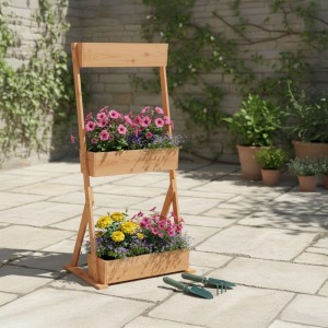 Braunes Holz Vertikalbeet mit 3 Pflanzkästen, gefüllt mit bunten Blumen, auf Terrasse. Inkl. Gartenwerkzeug.
