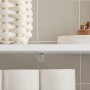 Detailaufnahme: Weißes SoBuy Nischenregal mit Körben im Badezimmer.