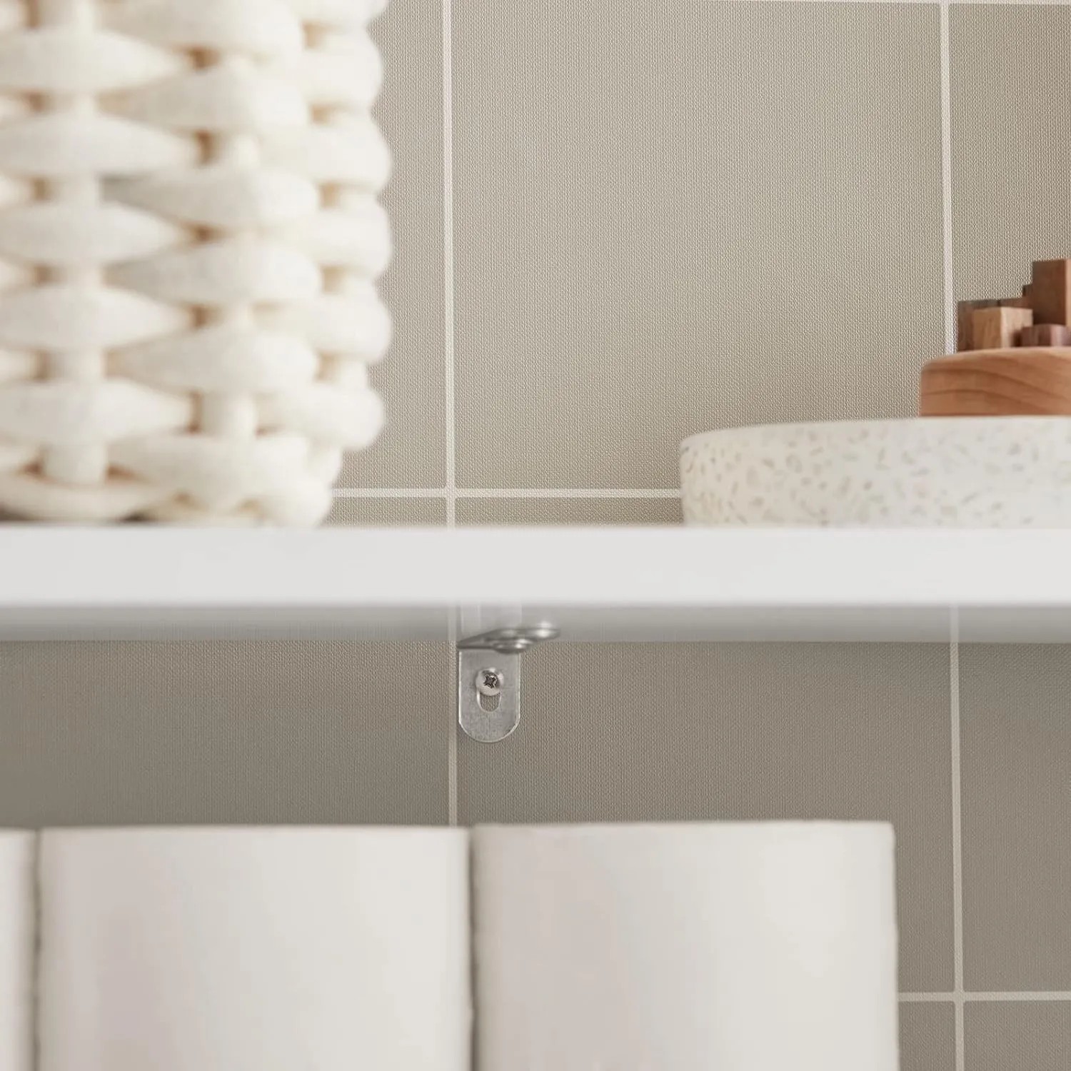 Detailaufnahme: Weißes SoBuy Nischenregal mit Körben im Badezimmer.