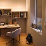 Beleuchteter Arbeitsplatz mit Paulmann LED-Power Strip Set unter Regalen.