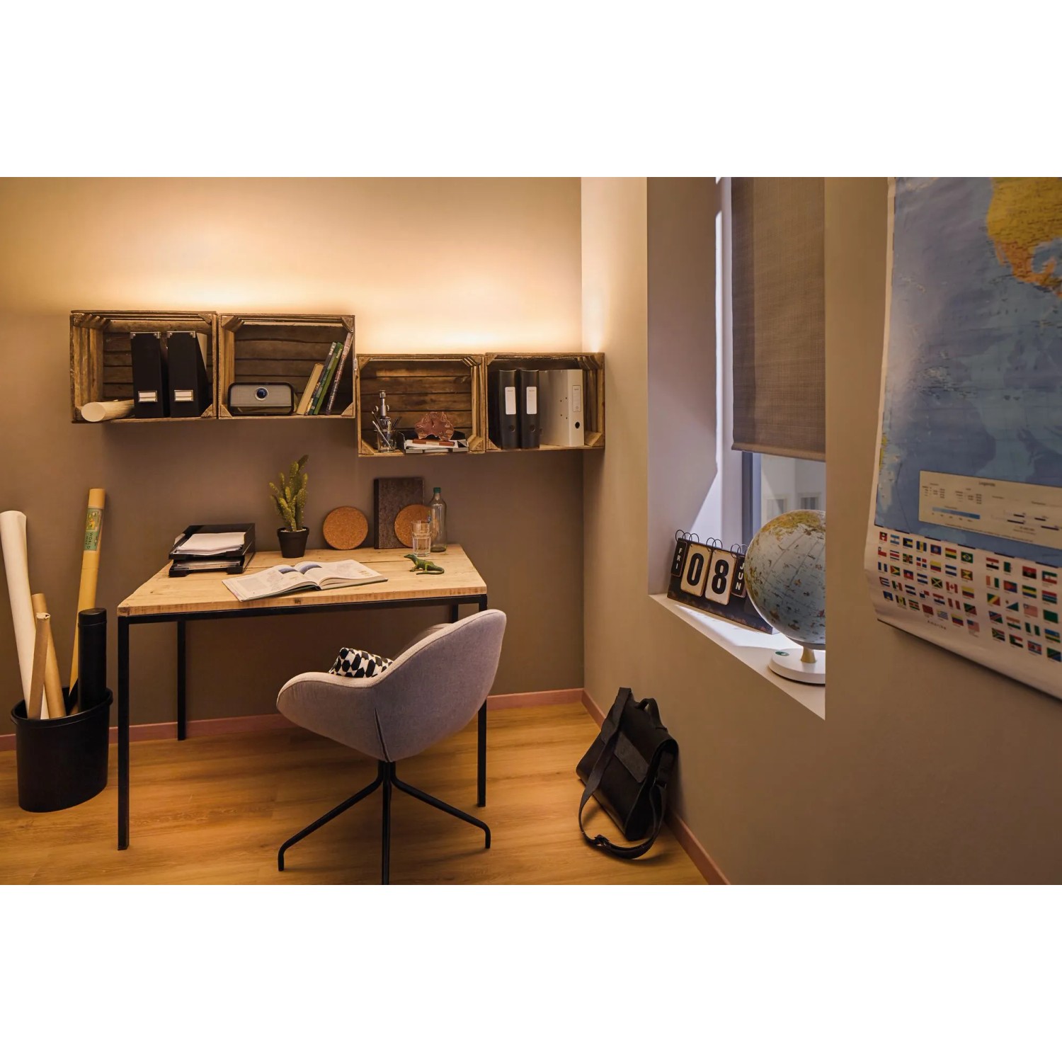 Beleuchteter Arbeitsplatz mit Paulmann LED-Power Strip Set unter Regalen.