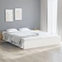Weißes Massivholzbett 200x200 cm im Schlafzimmer. Bettrahmen aus Kiefernholz, ohne Matratze.