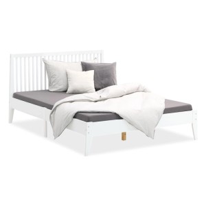 Modernes weißes Doppelbett aus Kiefernholz, 140x200 cm, mit hohem Lattenkopfteil und grauer Matratze.