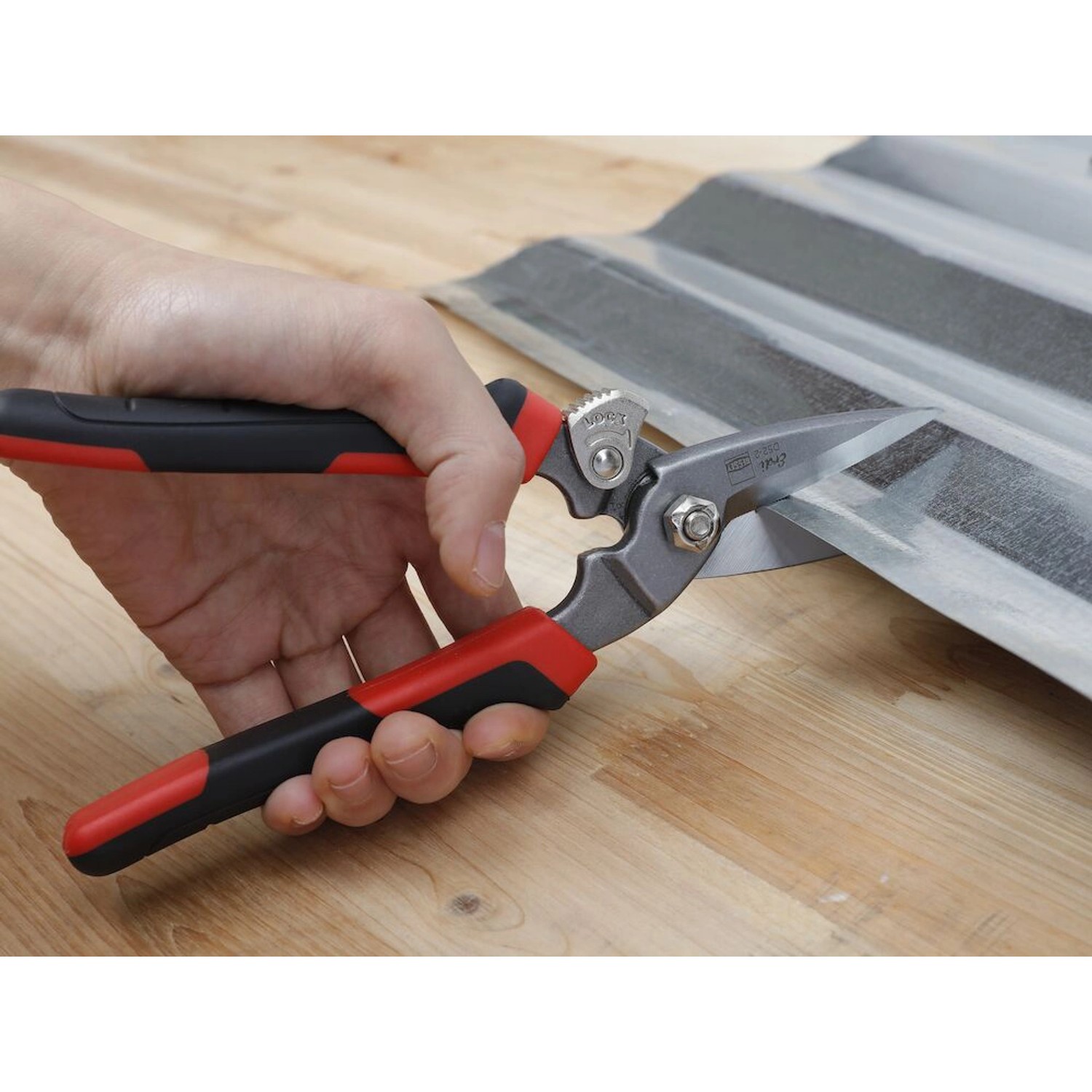 Erdi Combi-Schere D52-2 schneidet Blech. Zange mit rot-schwarzem Griff.