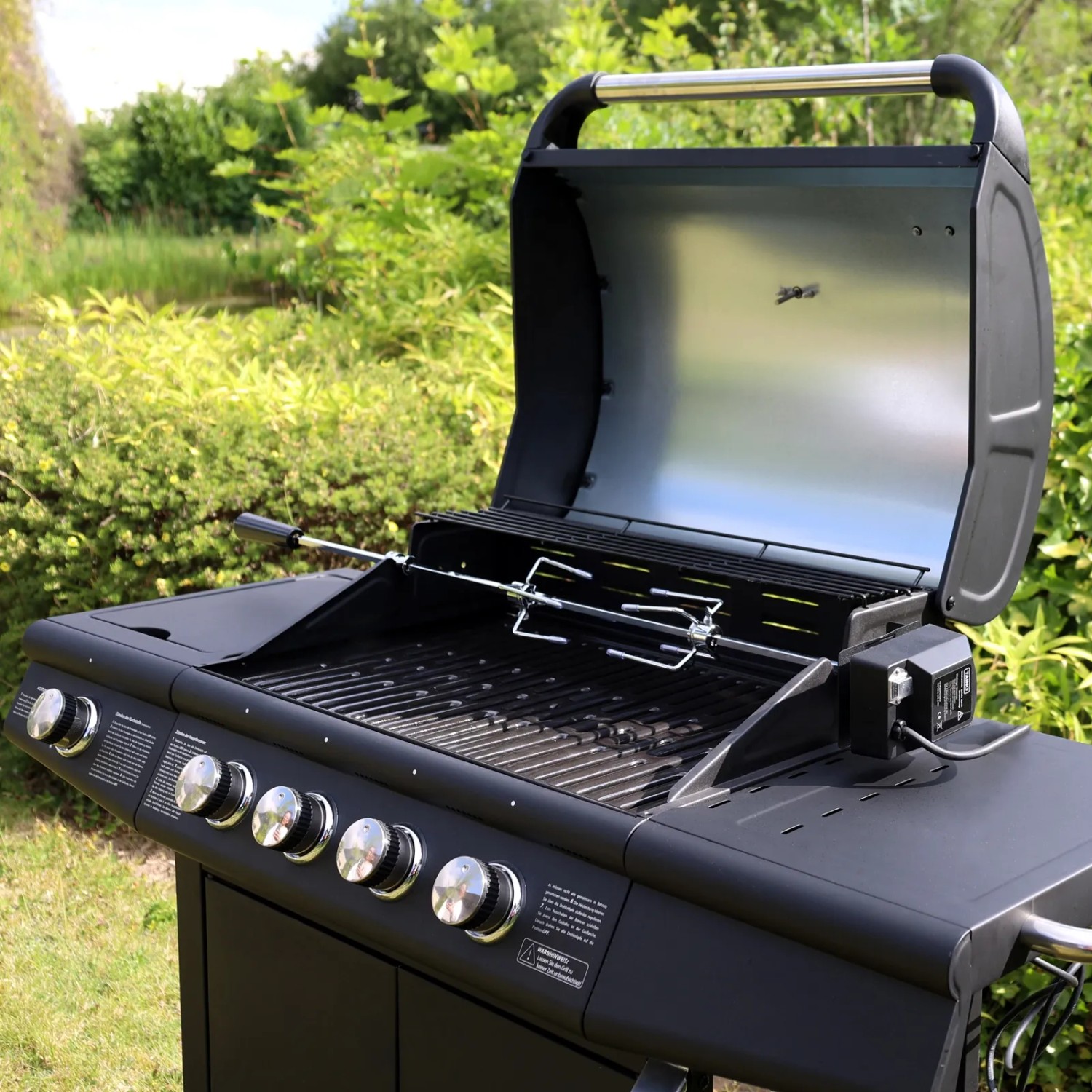 Taino Red Gasgrill mit elektrischem Drehspieß Rotisserie-Set für knuspriges Grillgut.