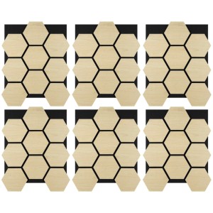 Sechs Akustikpaneele in heller Eiche Holzoptik mit schwarzem Filz und Wabenmuster. Schallabsorbierende Paneele im 6er Set.