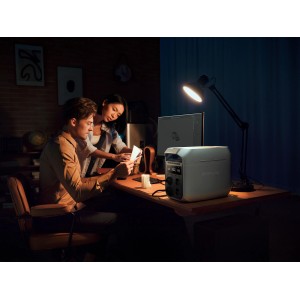 Graue Ecoflow Delta 3 Powerstation (1024 Wh) im Einsatz am Schreibtisch.