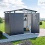 Biohort Metall-Gerätehaus Panorama, dunkelgrau, mit geöffneter Tür und Gartengeräten.