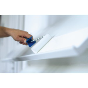 LUX Schaum-Roller (15 cm) beim Lackieren einer glatten, weißen Oberfläche.