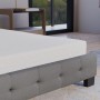 Juskys Kaltschaummatratze 140x200 cm, weiße Matratze auf grauem Bettgestell.