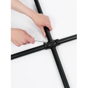 Montage eines schwarzen, matten Kreuzstücks (Ø 2,7 cm) für Stahlrohre mit Inbusschlüssel.