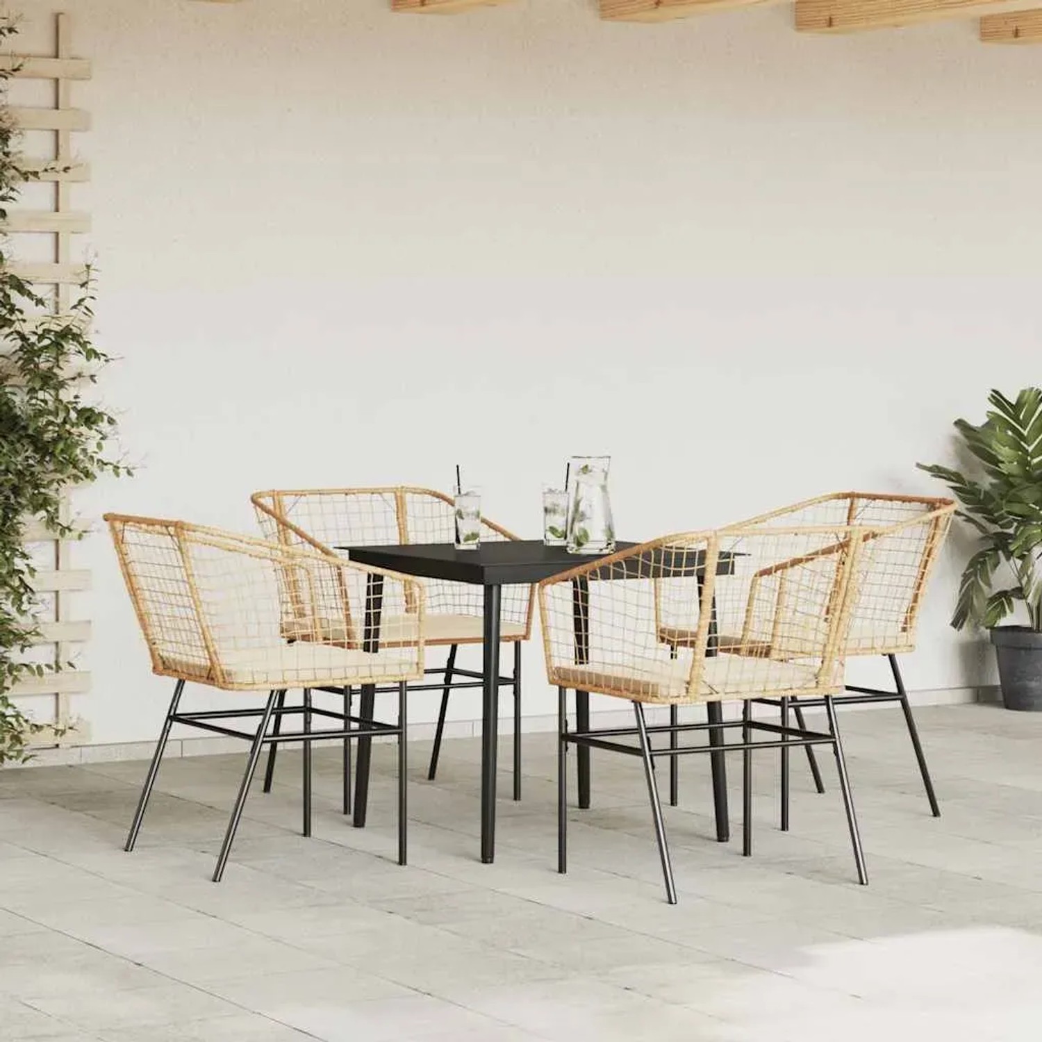 5-teilige Garten Essgruppe aus Poly Rattan in Braun mit schwarzem Tisch und cremefarbenen Kissen.