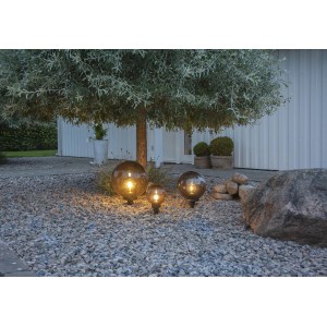 Eglo Monterollo Außen-Kugelleuchten Smoke mit Erdspieß, schwarz, im Garten.