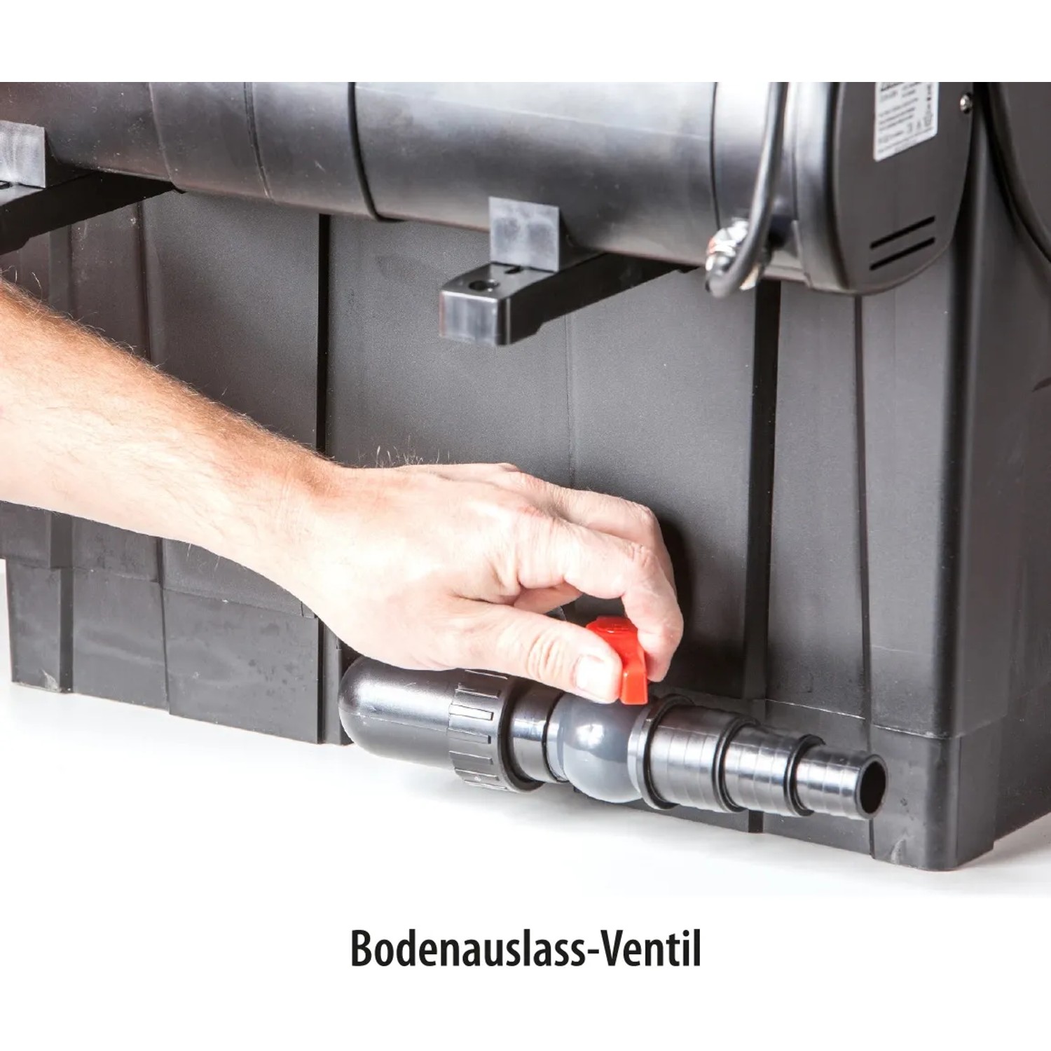 Detailaufnahme Heissner Durchlauffilter-Set: Hand betätigt Ventil am Teichfilter.