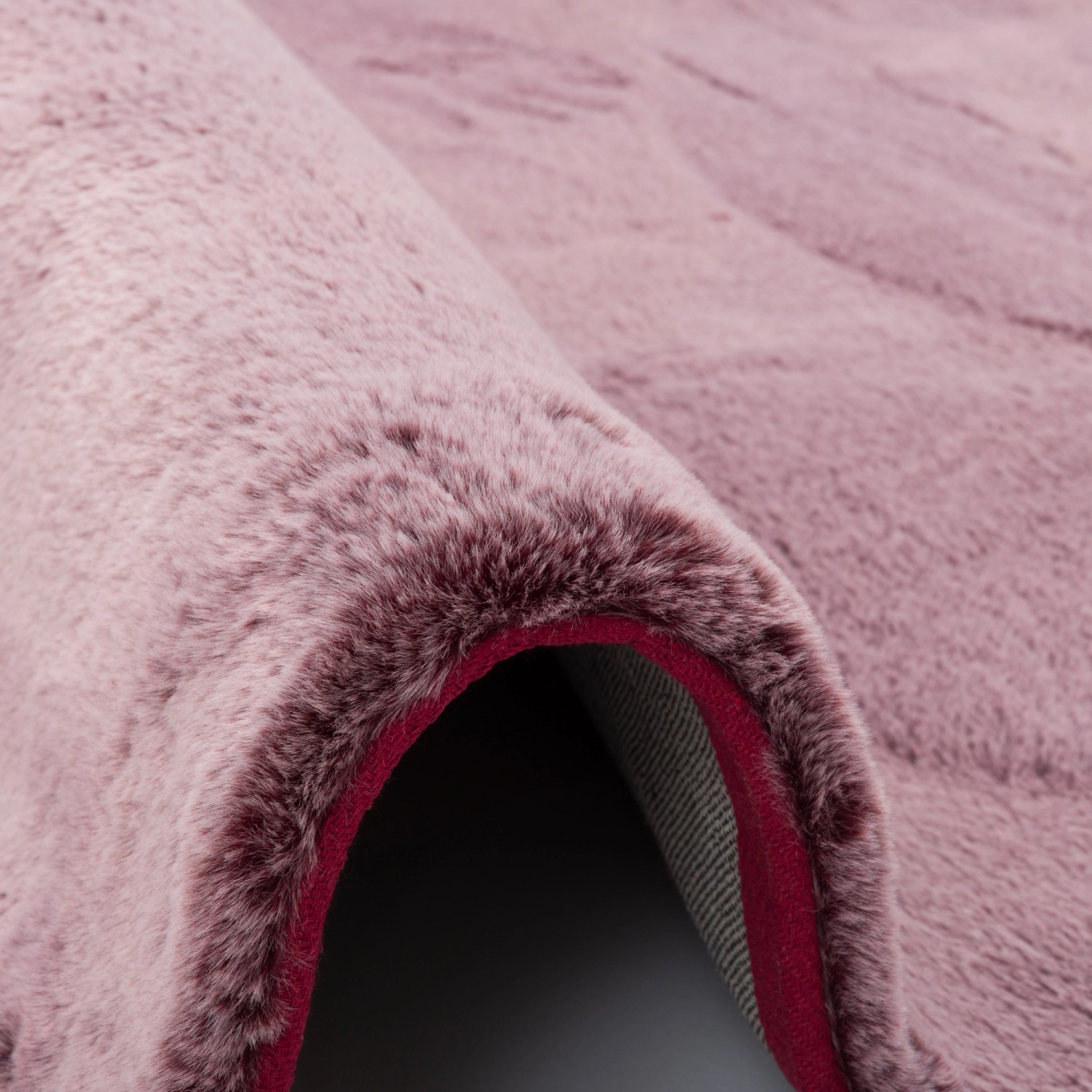 Detailaufnahme: Runder, beerefarbener Fellteppich "Pergamon Luxus Super Soft Plush", 120x120cm.