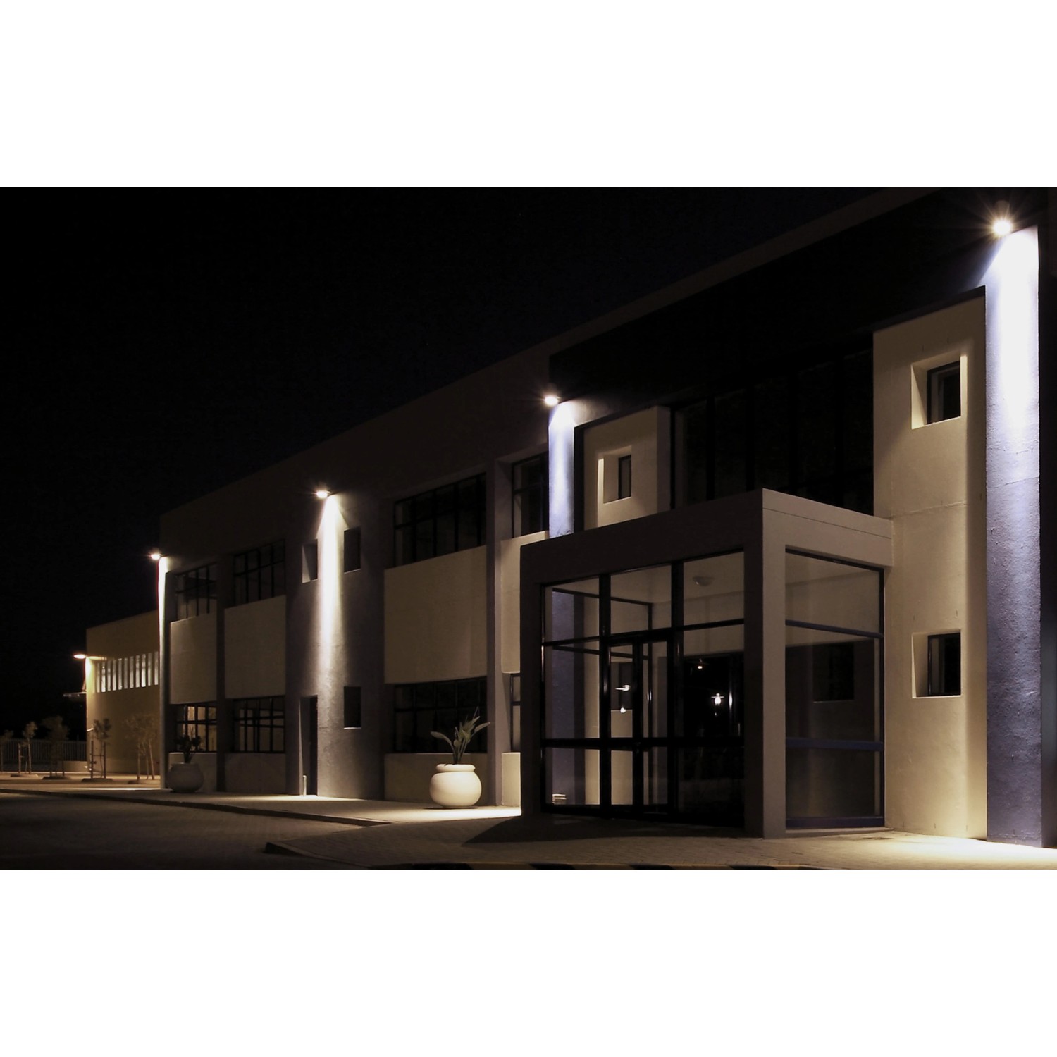 Beleuchtetes Gebäude mit Philips LED Flutlicht Projectline 20W Außenstrahlern.