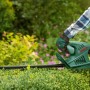 Bosch EasyHedgeCut 45 Elektro-Heckenschere in Aktion beim Heckenschnitt.