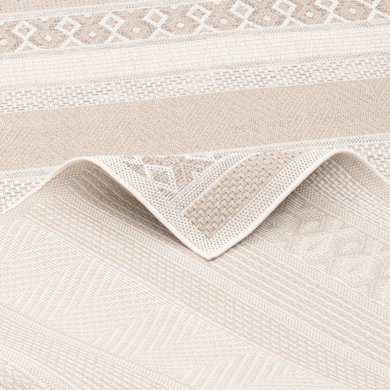 Beiger Outdoor Teppich Ottawa Stripes, 80x150cm, mit Streifenmuster für Innen- und Außenbereich.