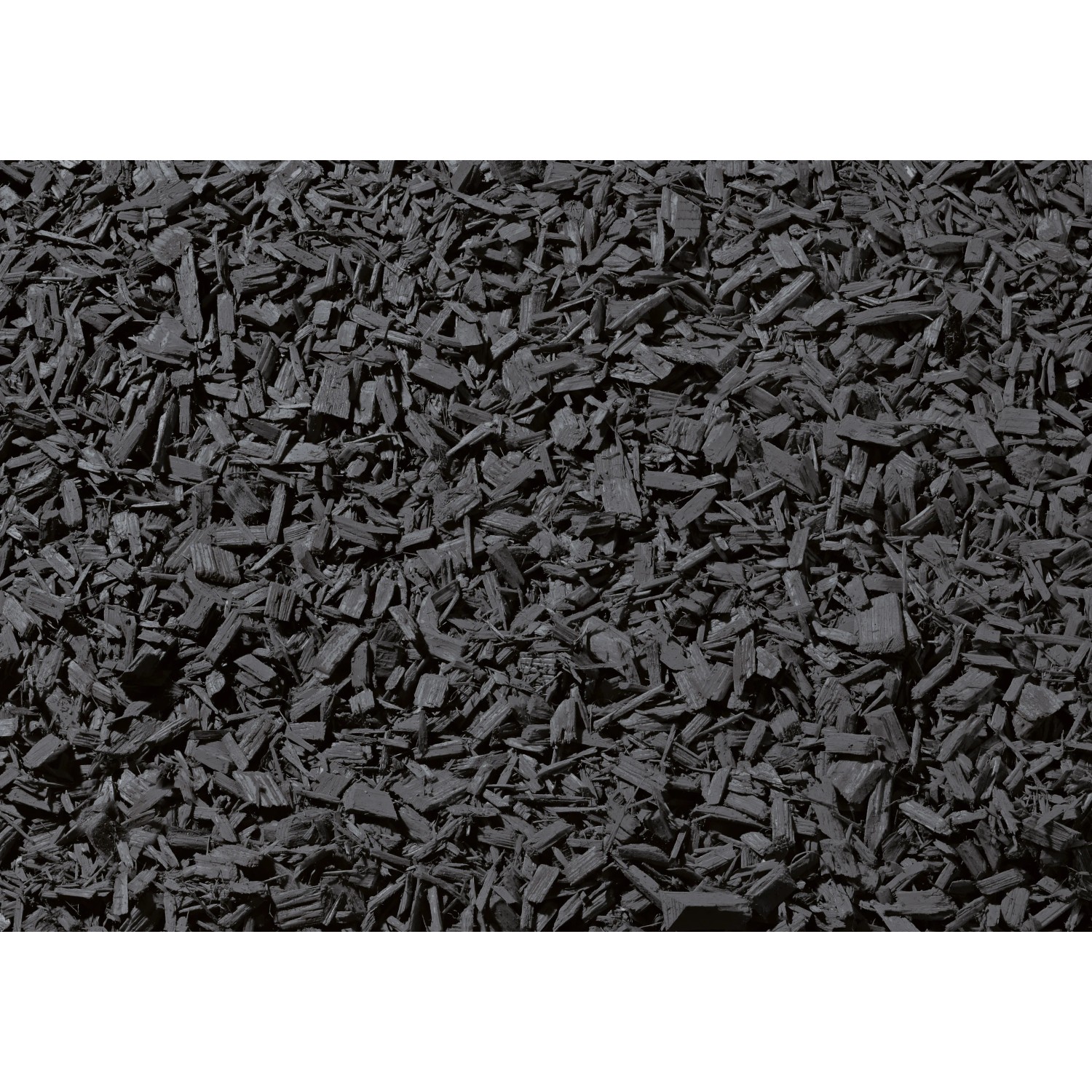 Nahaufnahme von anthrazitfarbenem OBI Gartendekor Mulch aus Holzschnitzeln.