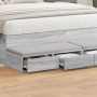 Graue Sonoma Bettschubladen aus Holzwerkstoff unter einem Bett. Zwei Schubladen, eine offen, bieten Stauraum im Schlafzimmer.