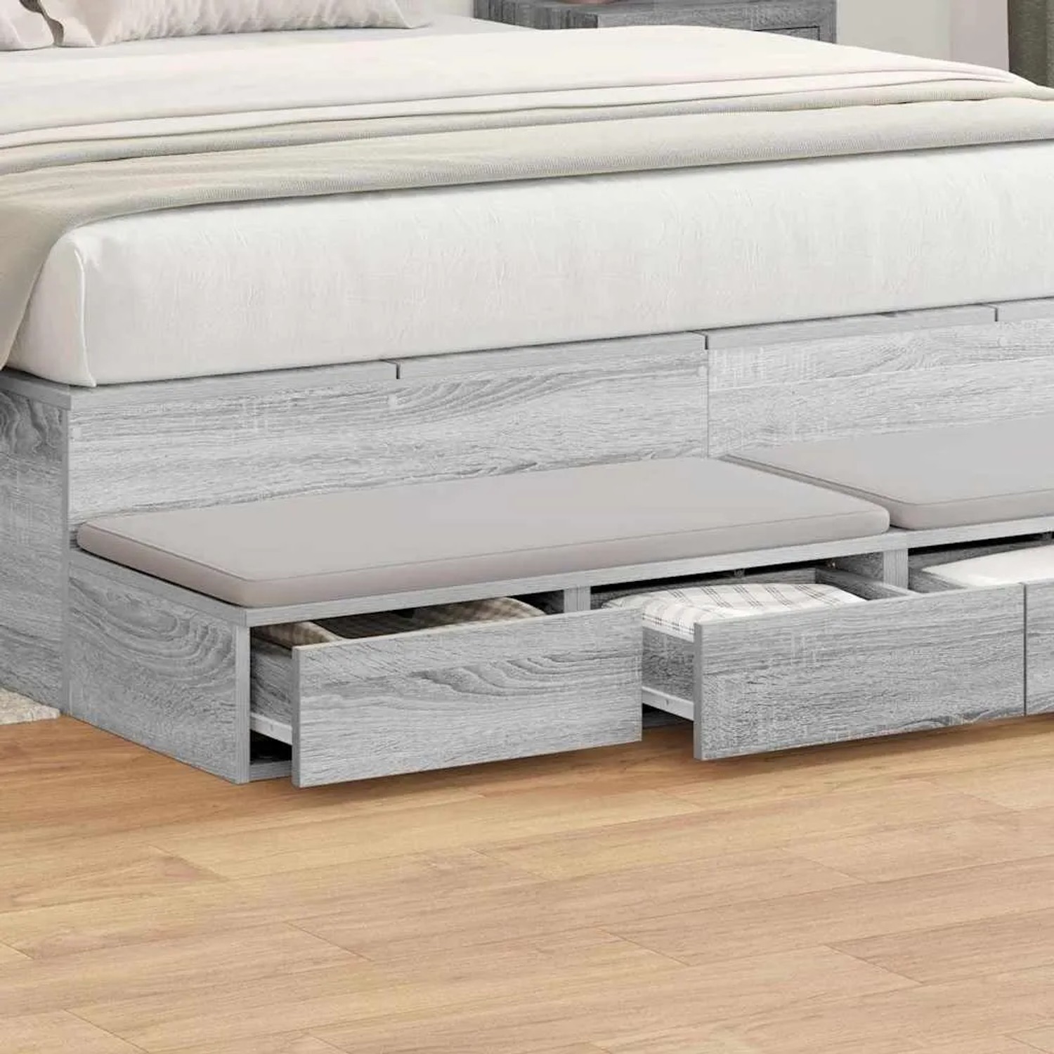 Graue Sonoma Bettschubladen aus Holzwerkstoff unter einem Bett. Zwei Schubladen, eine offen, bieten Stauraum im Schlafzimmer.
