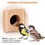 Hölzernes Nistkasten-Einflugloch mit Räuberschutz (Ø40 mm), daneben Kohlmeise und Haussperling. Ideal für Vögel.