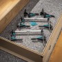 wolfcraft Türfutter-Montageset Pro 8-tlg. mit Streben, Richtzwingen und Keilen auf Schutzmatte. Für präzise Türrahmen-Montage.