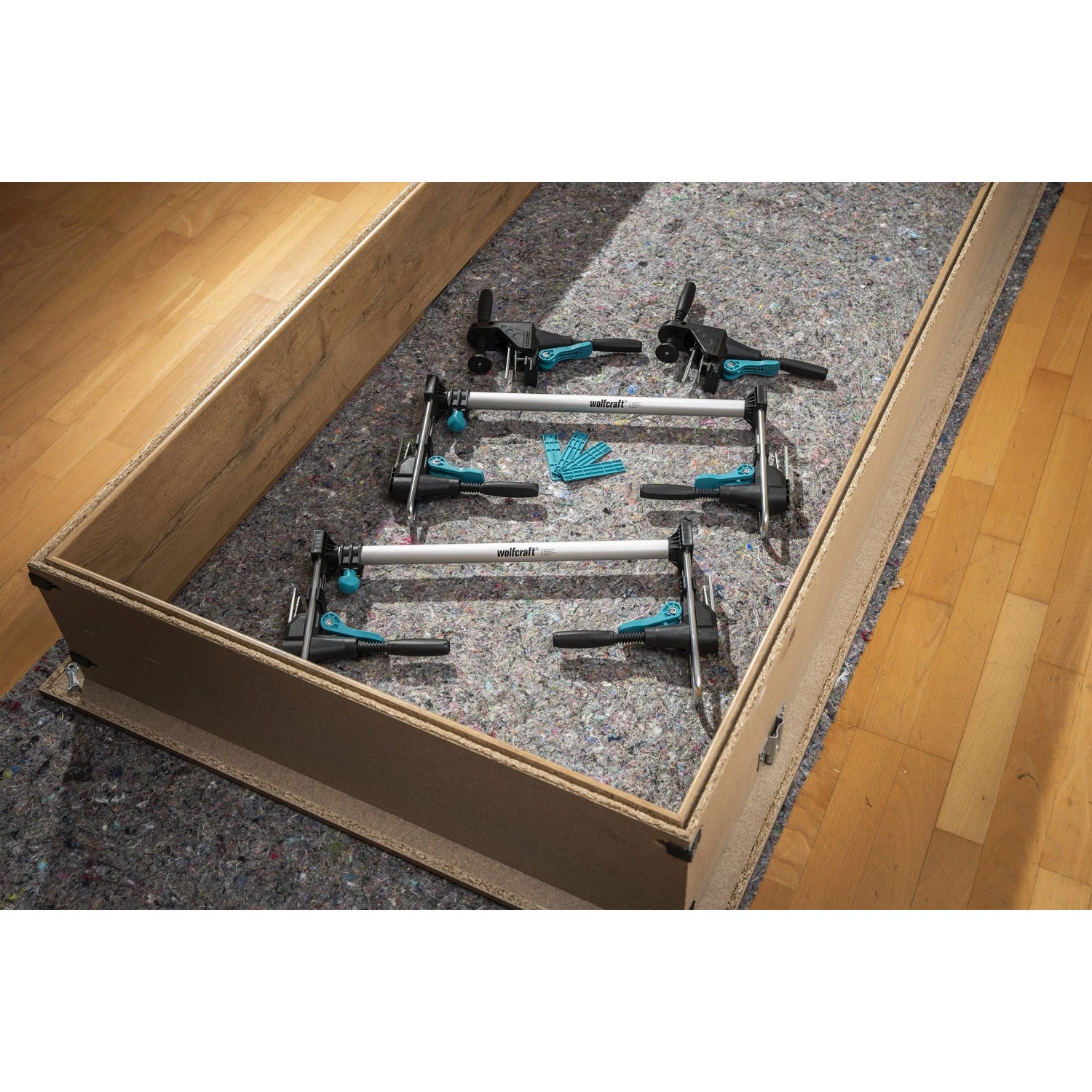 wolfcraft Türfutter-Montageset Pro 8-tlg. mit Streben, Richtzwingen und Keilen auf Schutzmatte. Für präzise Türrahmen-Montage.