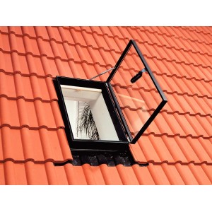 Geöffneter, schwarzer Dachausstieg aus Kunststoff (54x83cm) auf einem Dach mit roten Ziegeln.