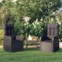 2 schwarze Gartenliegen aus Rattan mit Auflagen im Garten.