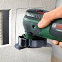 Bosch AdvancedMulti 18V Akku-Multifunktionsgerät im Einsatz beim Ausfräsen einer Wand.