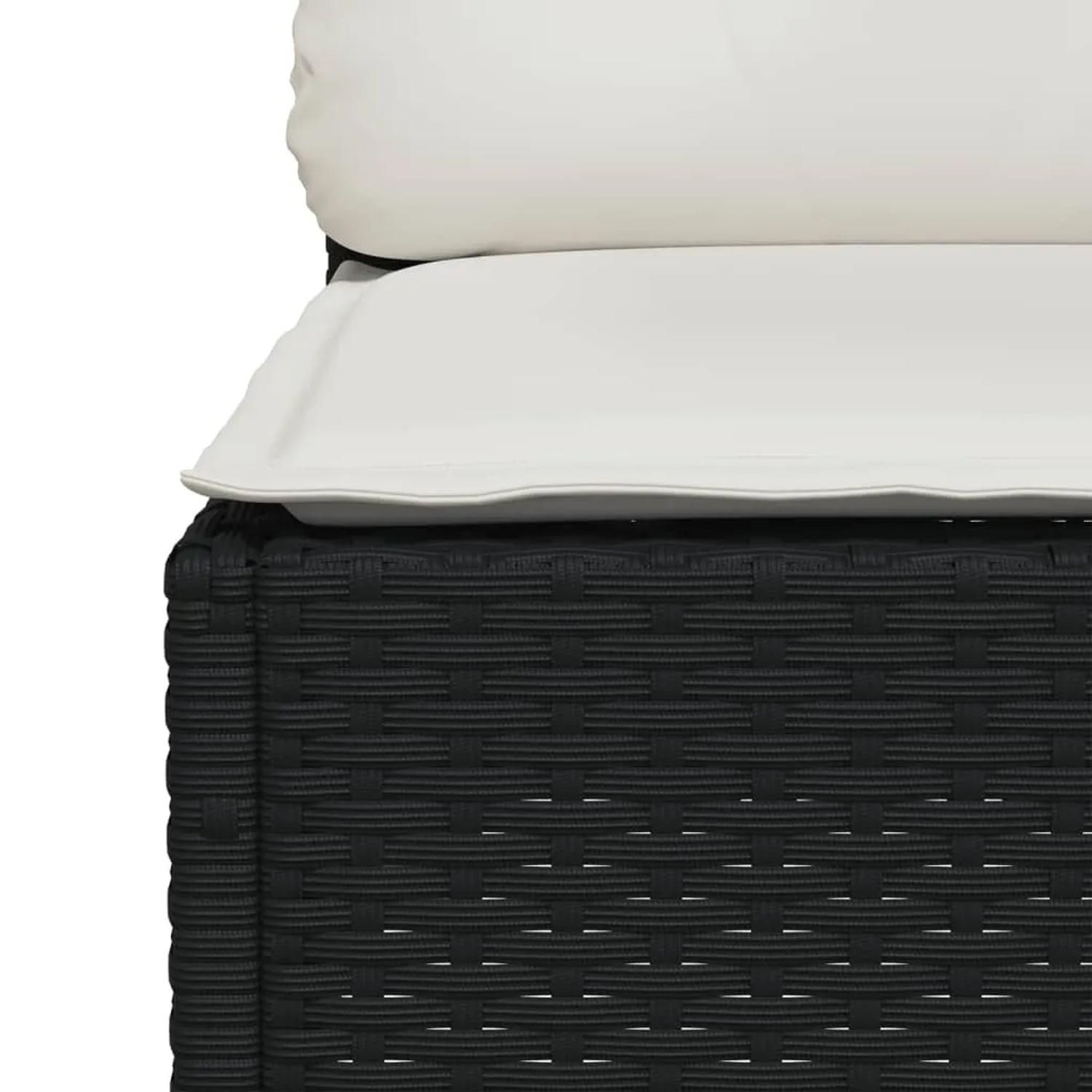Detailansicht: Schwarze vidaXL Garten-Sofagarnitur aus Rattan mit cremefarbenen Kissen.
