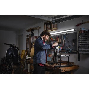 Mann arbeitet unter Ledvance LED-Lichtleiste Power Batten Weiß 120cm in Werkstatt.
