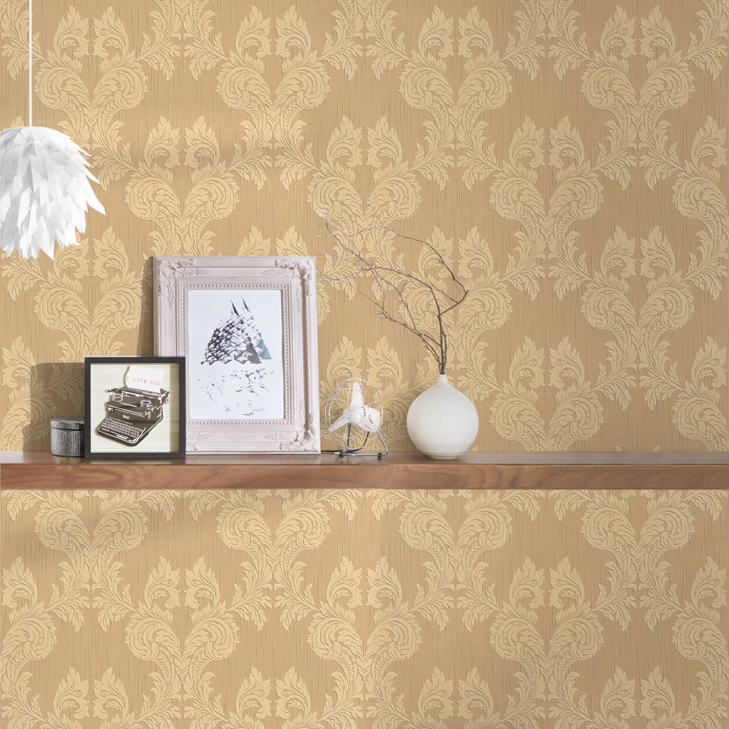 Gold-braune Ornament Tapete im Rokoko Stil mit Textilmuster für Wohn- und Esszimmer.