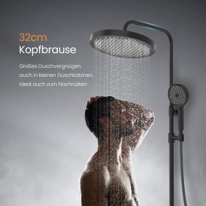 Mattschwarzes Emke Duschsystem mit Thermostat, Regendusche und Handbrause im Einsatz.
