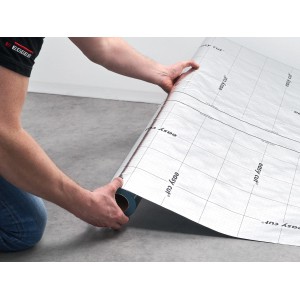 Egger Aqua+ Aluflex Dampfbremse mit Vliesbeschichtung wird ausgerollt.