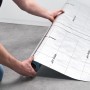 Egger Aqua+ Aluflex Dampfbremse mit Vliesbeschichtung wird ausgerollt.