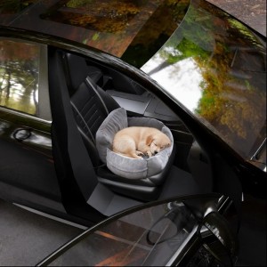 Grauer Benno Hundesitz "Buddy" im Auto mit schlafendem Welpen. Sicherer Hundekorb für Autofahrten.