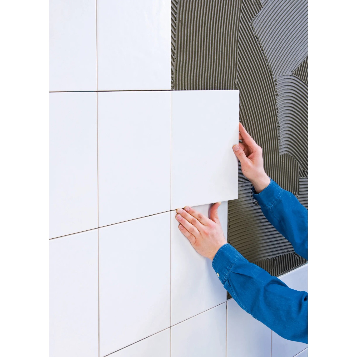 Fliesen verlegen mit Knauf Superkleber Grau. Fliesenkleber für Wand und Decke im Innenbereich.