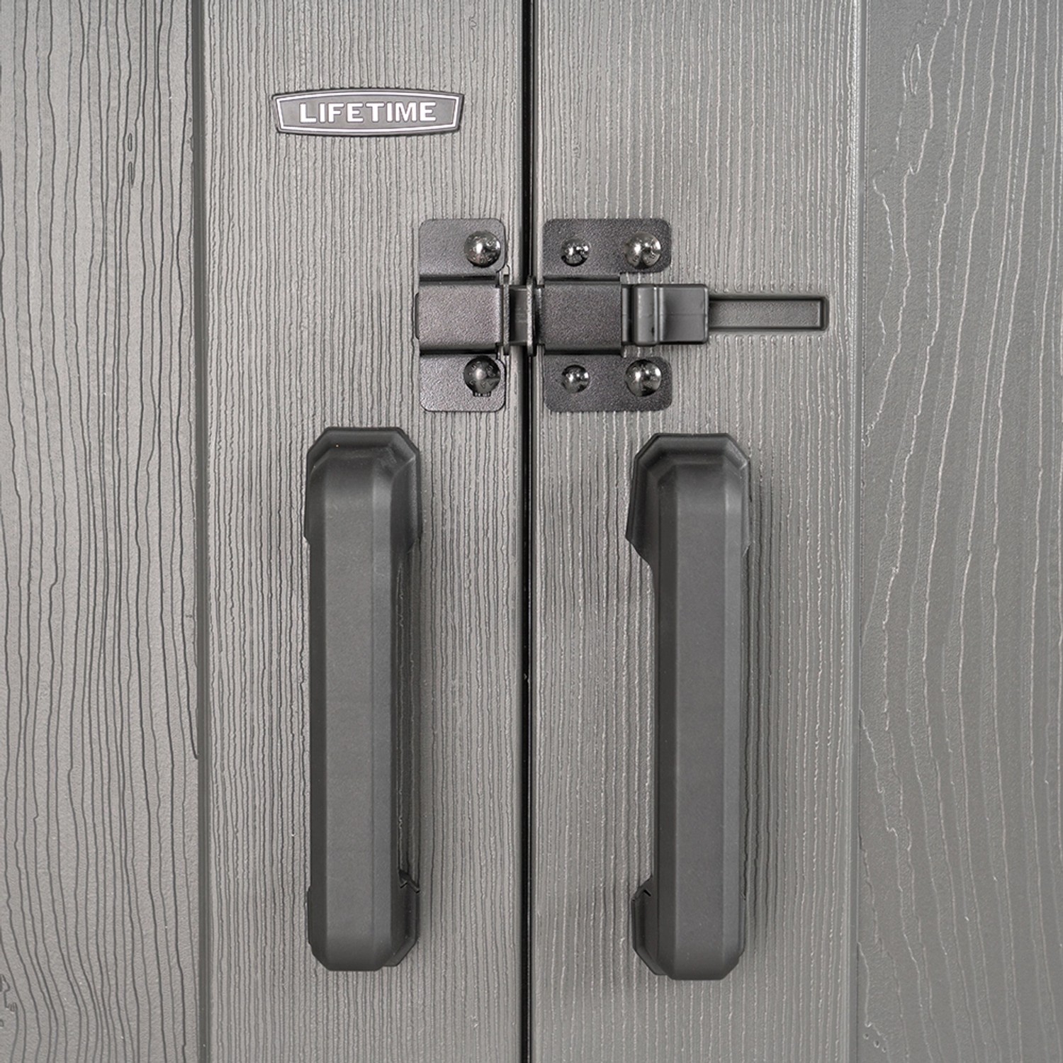 Detailaufnahme: Dunkelgraues Lifetime Gerätehaus Merkur, Tür mit Griff und Verschluss.