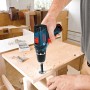Bosch Professional Akku-Bohrschrauber GSR 12V-15 in Nutzung beim Schrauben in Holz.