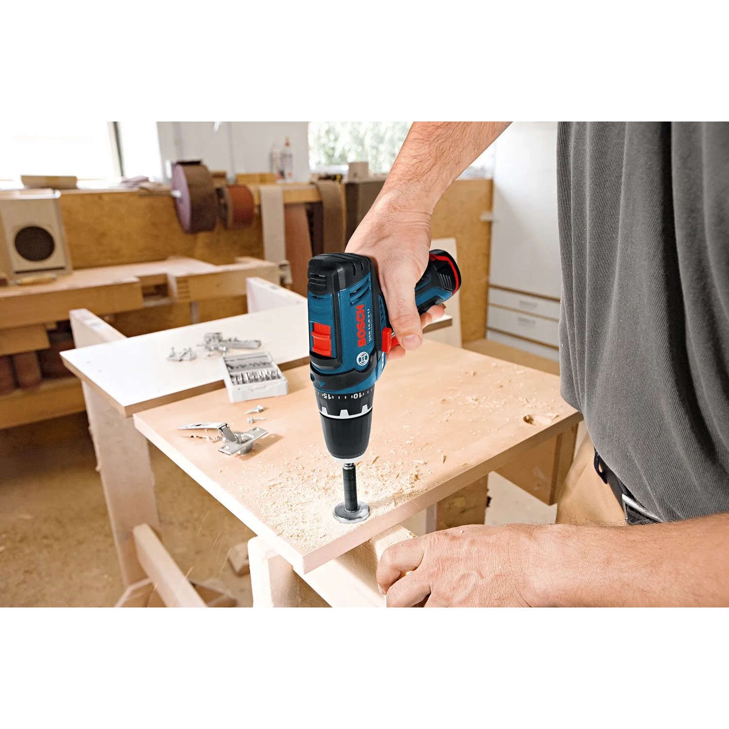 Bosch Professional Akku-Bohrschrauber GSR 12V-15 in Nutzung beim Schrauben in Holz.