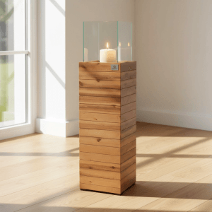 Elegantes Standwindlicht aus Akazienholz, 100 cm hoch, mit Glasaufsatz und brennender Kerze. Für Innen- & Außenbereich.