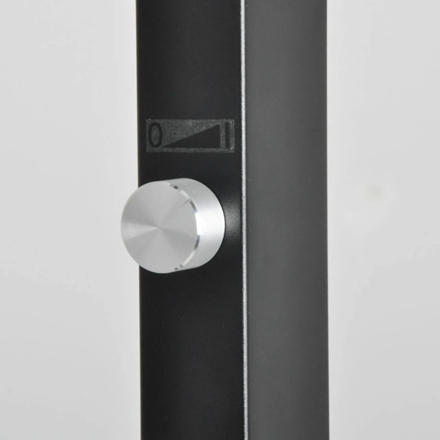 Detailaufnahme: Drehdimmer der schwarzen Arcchio LED Bürostehleuchte Logan.