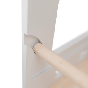 Detailaufnahme: Weißer Juskys Lernturm Henny mit Holzstab als Umkippschutz.