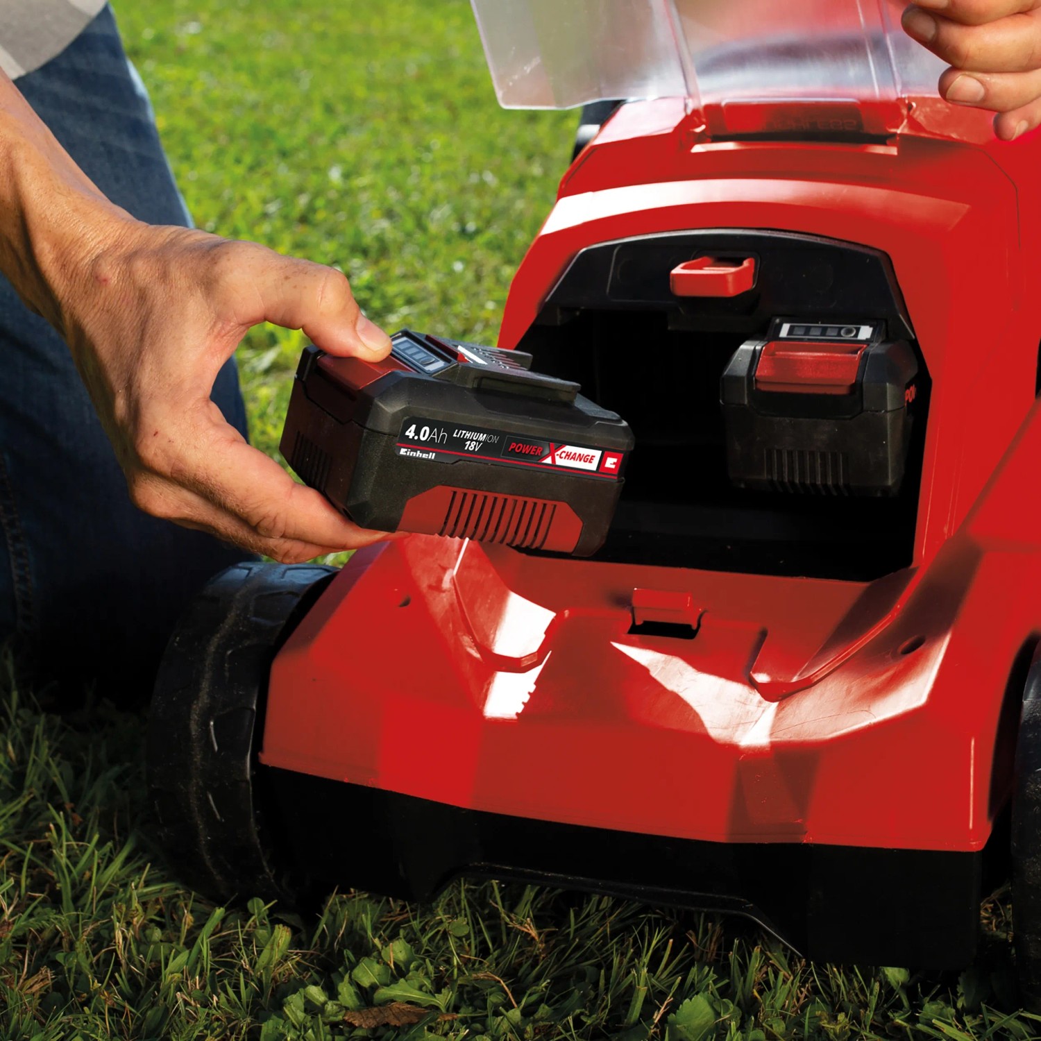 Einhell Akku-Rasenmäher: Einsetzen des Power X-Change Akkus in den Rasenmäher.
