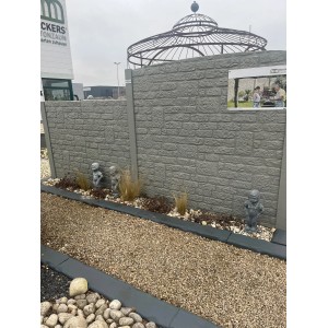 Betonzaun in Betongrau gestrichen mit Beckers Acrylfarbe (12,5 l).