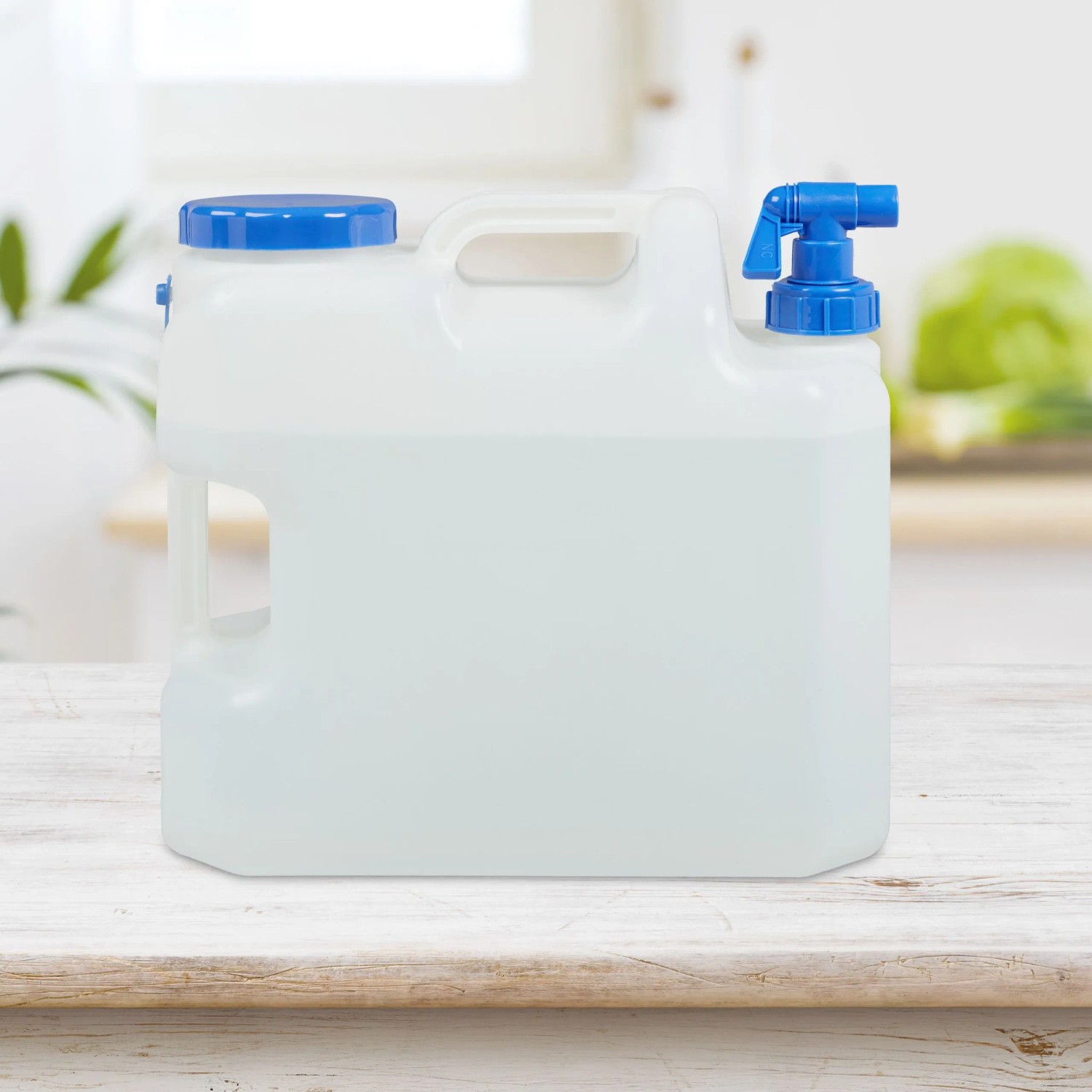 Weißer 18 L HDPE Wasserkanister mit blauem Schraubverschluss und Hahn für Camping & Outdoor.